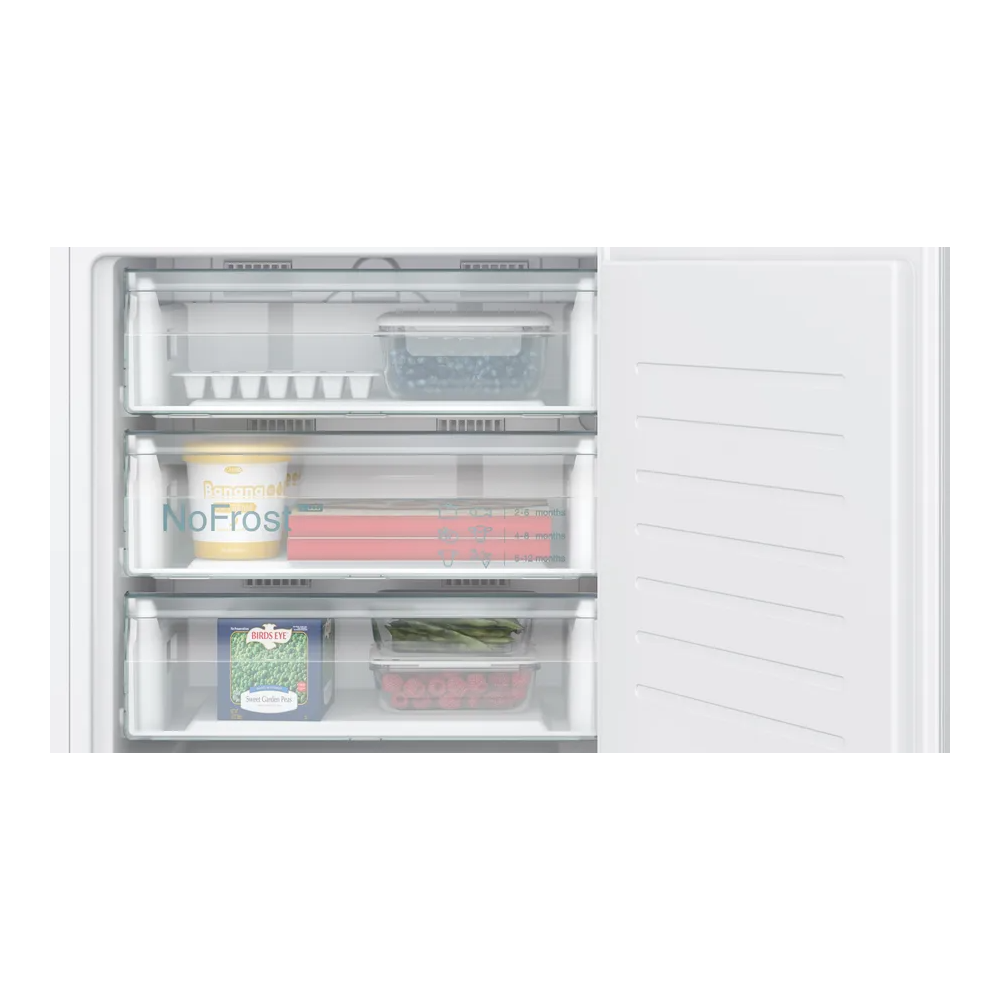 Massima efficienza e stile con il congelatore GU21NADE0 da incasso Siemens: cerniera piatta soft closing, 82x59.8 cm di dimensio