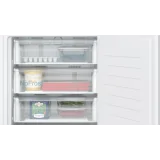 Maximum efficiency and style with the Siemens built-in GU21NADE0 freezer: soft closing flat hinge, 82x59.8 cm, perfect dimension