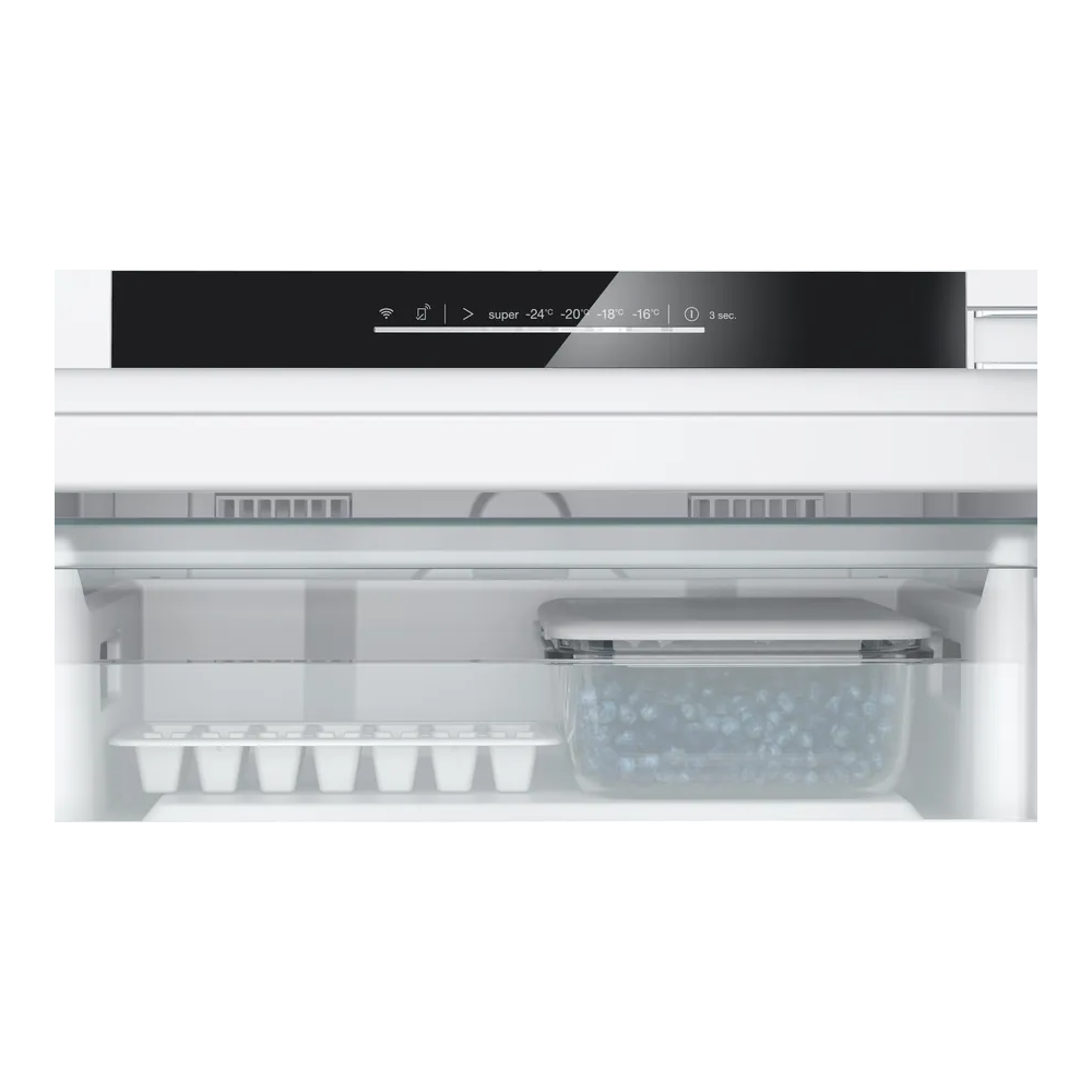 Massima efficienza e stile con il congelatore GU21NADE0 da incasso Siemens: cerniera piatta soft closing, 82x59.8 cm di dimensio