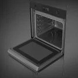 It combines tradition with modernity: Discover the SO6302M2N built-in oven by Smeg - Perfect for cooking quickly and effectively