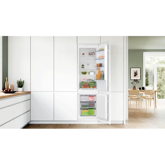 Bosch KIN96NSE0: Leistung und Stil in einem Einbaukühlschrank mit Schubladenscharnier in den Maßen 193,5 x 54,1 cm