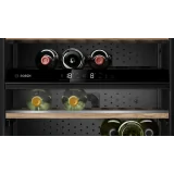 Impeccable tasting experience with the Bosch KWK16ABGB Black Frame Wine Cellar: 2 adjustable zones for perfect temperature.