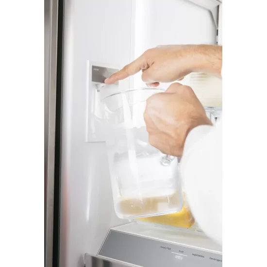 High efficiency and impeccable style with the Bosch KFF96PIEP multi-door refrigerator: innovation for your kitchen.