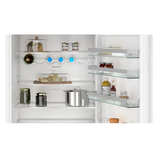 La soluzione perfetta per un'eleganza senza compromessi: il frigorifero combinato incasso KB96NVFE0 da 193.5 x 70.8 cm con cerni