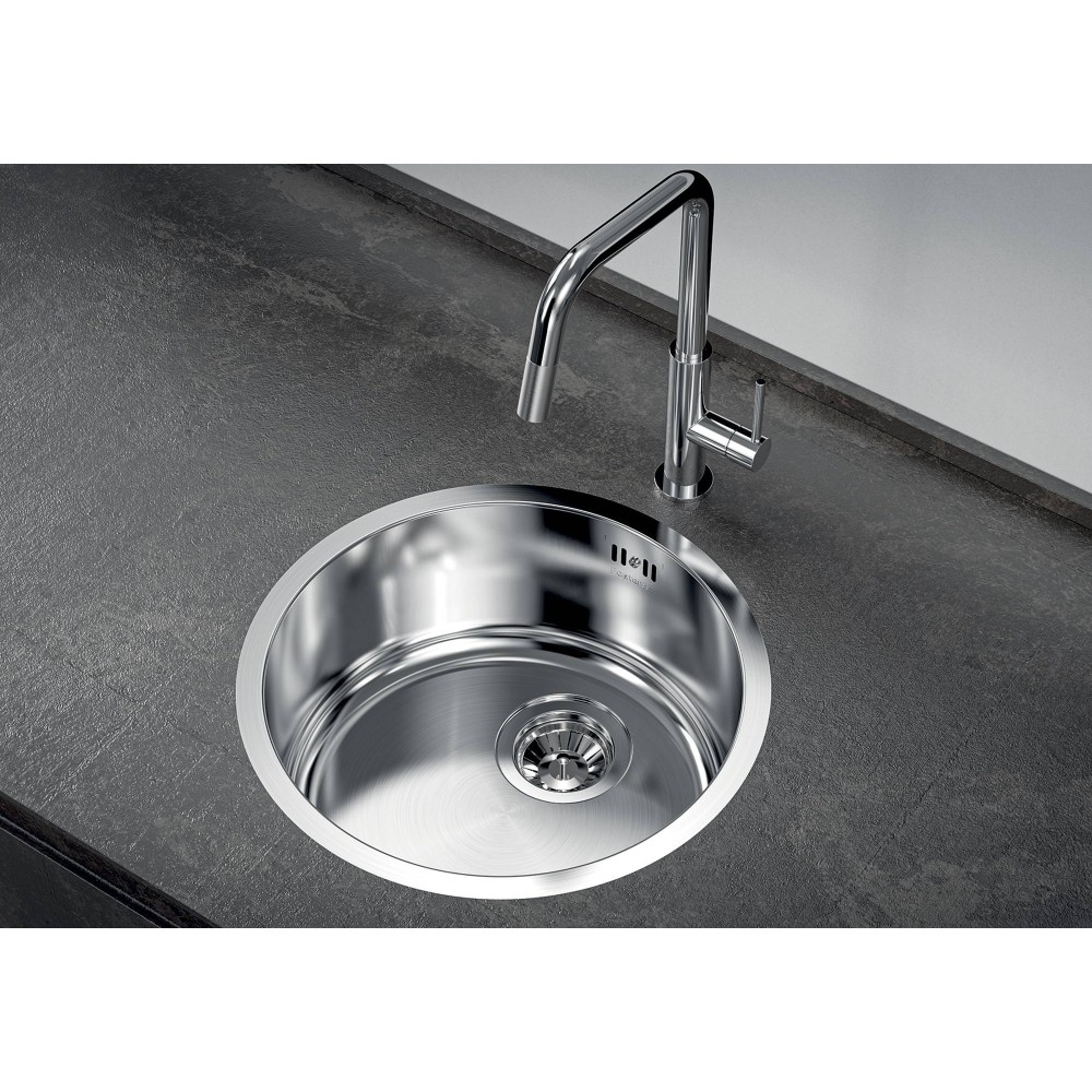 The sink Foster 1130 060 is synonymous with quality and durability. Its circular shape and brushed finish make it an element