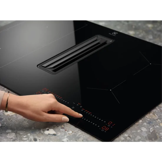 "Dettaglio delle zone di cottura del piano a induzione Electrolux KCC83443CK"