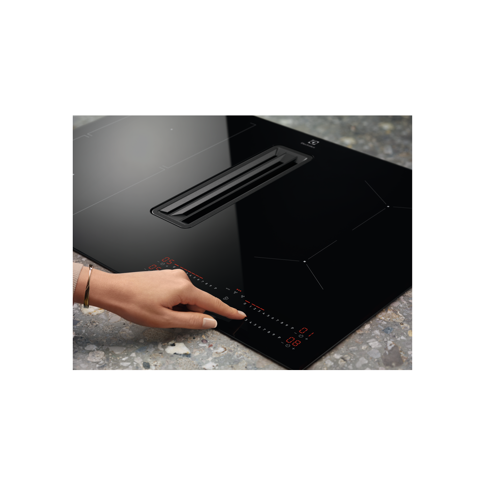 "Dettaglio delle zone di cottura del piano a induzione Electrolux KCC83443CK"