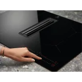 "Dettaglio delle zone di cottura del piano a induzione Electrolux KCD83443CK"