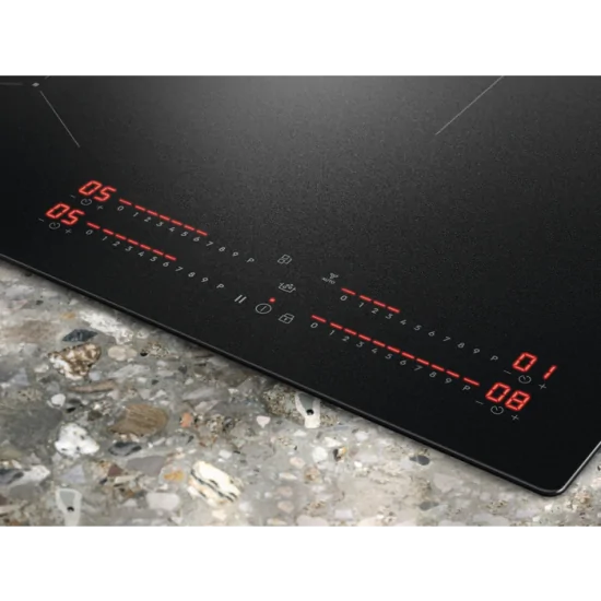 "Comandi slider touch del piano a induzione Electrolux EIS82453IZ"