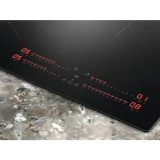 "Comandi slider touch del piano a induzione Electrolux EIS82453IZ"