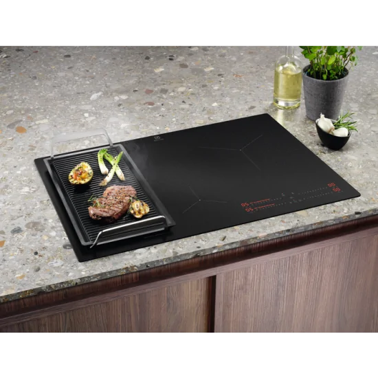 "Superficie SaphirMatt del piano a induzione Electrolux EIS82453IZ"