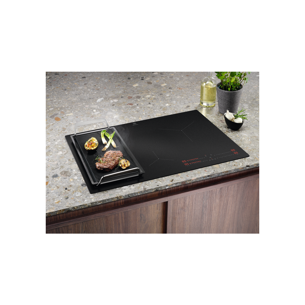 "Superficie SaphirMatt del piano a induzione Electrolux EIS82453IZ"