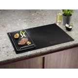 "Superficie SaphirMatt del piano a induzione Electrolux EIS82453IZ"