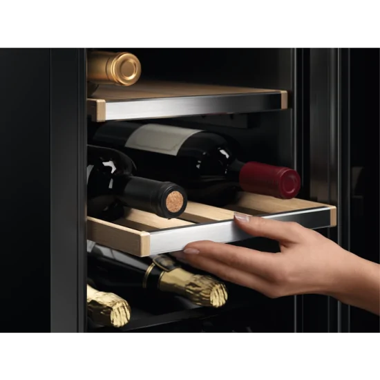 "Cantinetta Electrolux EWUS018B7B per conservazione vini"