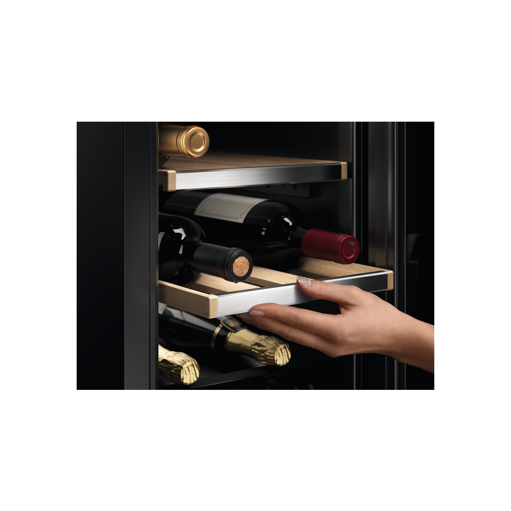 "Cantinetta Electrolux EWUS018B7B per conservazione vini"