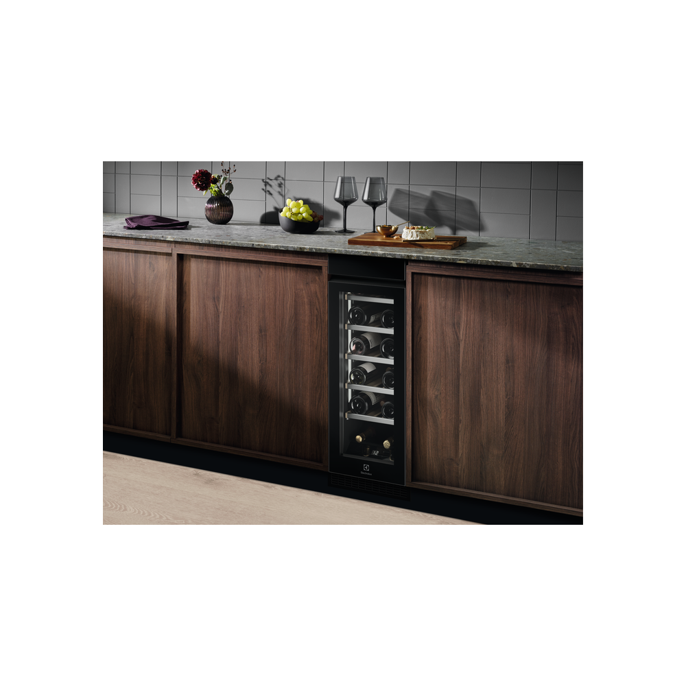 "Cantinetta Electrolux EWUS018B7B per conservazione vini"