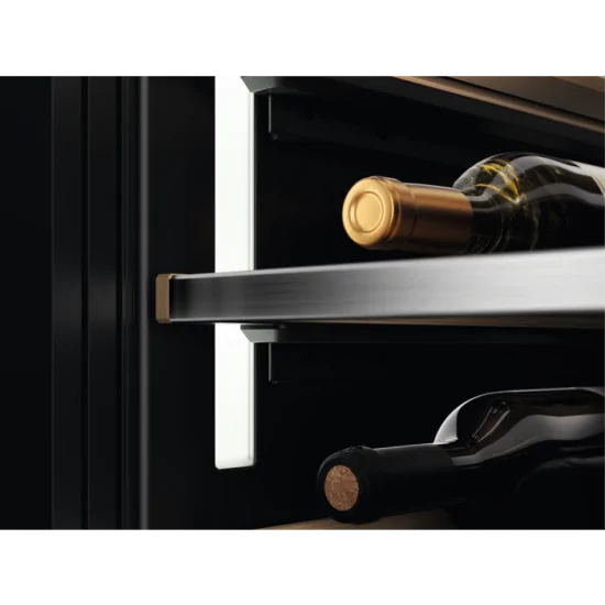 "Cantinetta Electrolux EWUS040B8B con ripiani in legno"