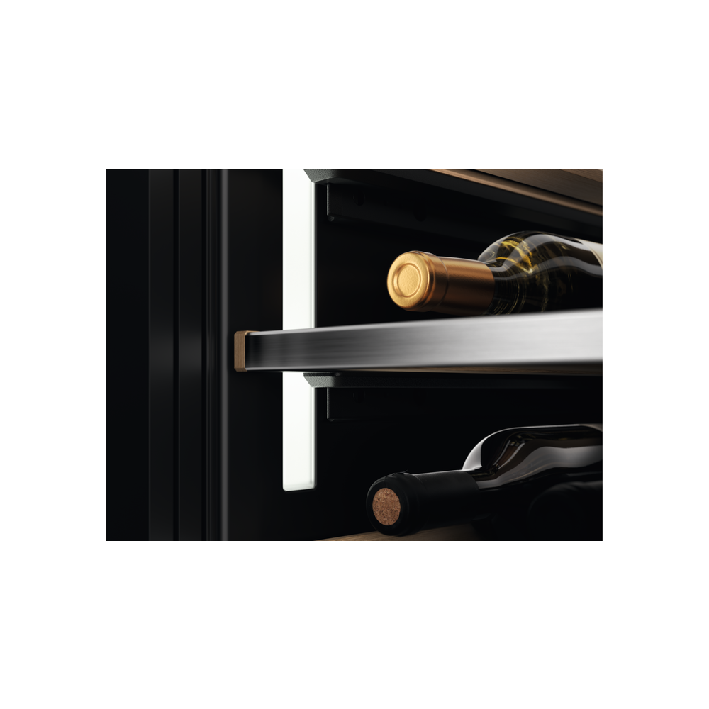 "Cantinetta Electrolux EWUS040B8B con ripiani in legno"