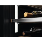 "Cantinetta Electrolux EWUS040B8B con ripiani in legno"
