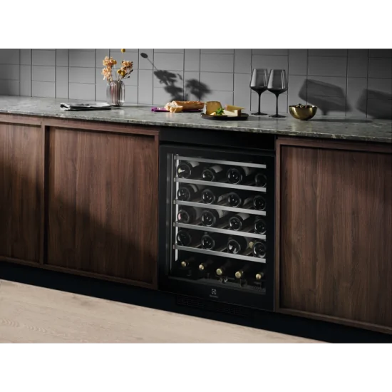 "Cantinetta Electrolux EWUS040B8B con ripiani in legno"
