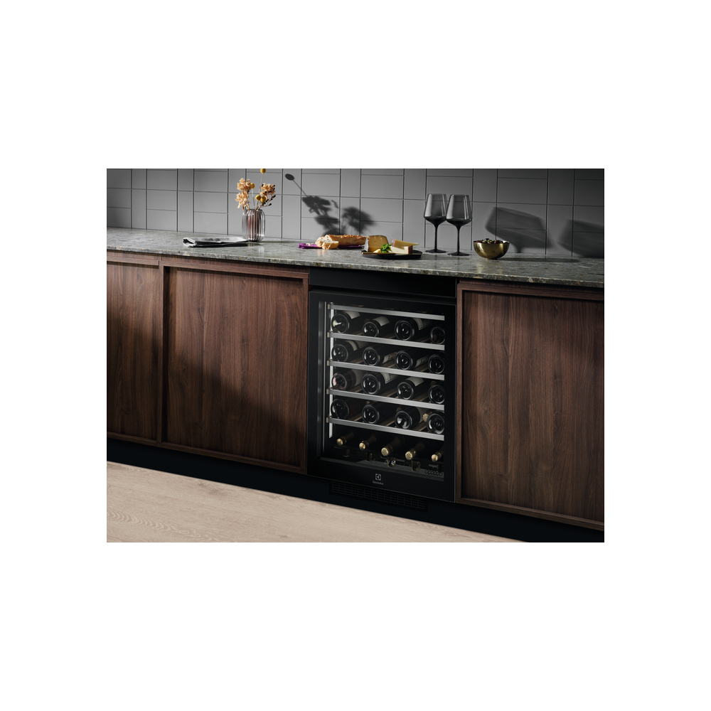 "Cantinetta Electrolux EWUS040B8B con ripiani in legno"