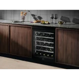 "Cantinetta Electrolux EWUS040B8B con ripiani in legno"