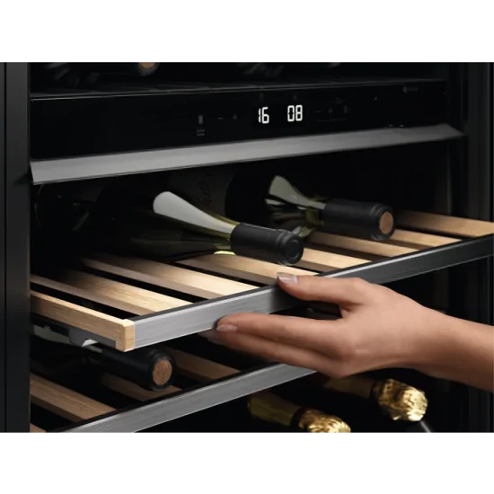 "Cantinetta Electrolux EWUD040B8B con doppia zona di raffreddamento"