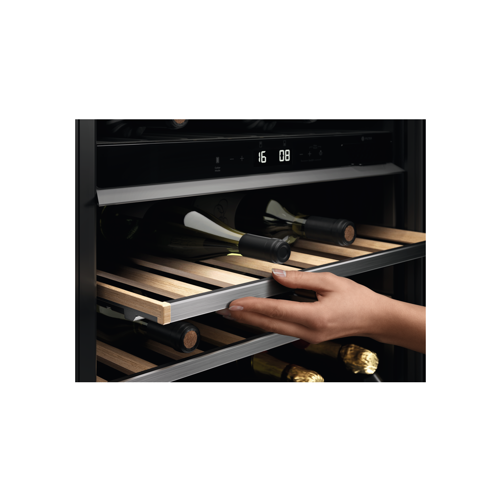 "Cantinetta Electrolux EWUD040B8B con doppia zona di raffreddamento"