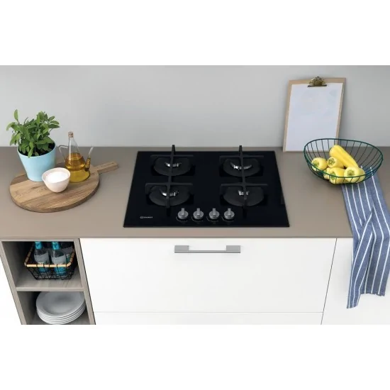 "Piano cottura Indesit ING 61T/BK installato in una cucina moderna"