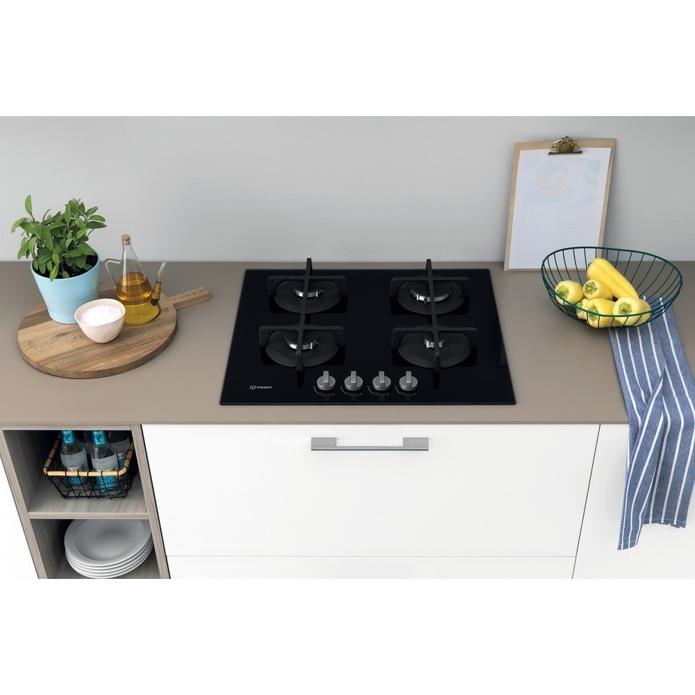"Piano cottura Indesit ING 61T/BK installato in una cucina moderna"