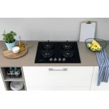 "Piano cottura Indesit ING 61T/BK installato in una cucina moderna"