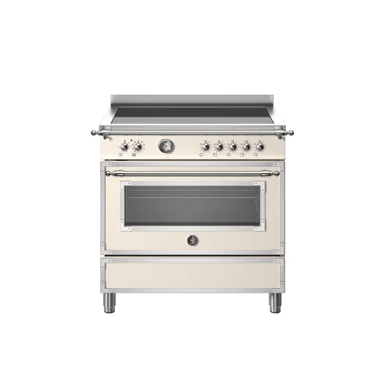 Bertazzoni 90-cm-Küche mit Induktionskochfeld und Elektroofen in professionellem Schwarz und Elfenbein.