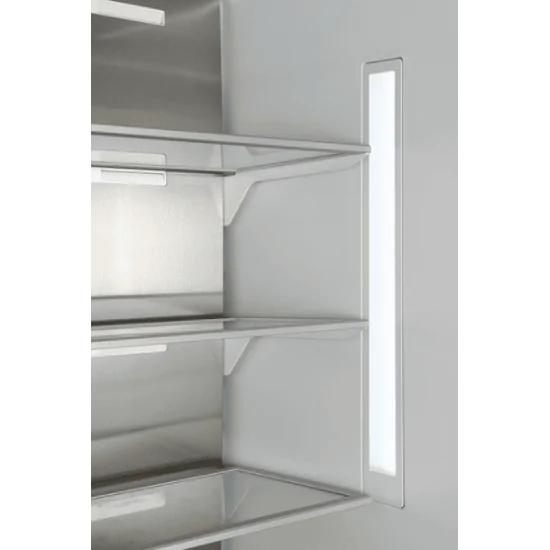 Organización interna de la puerta del frigorífico Bertazzoni, con porta-botellas ajustable, huevera y distintos recipientes.