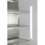 Organización interna de la puerta del frigorífico Bertazzoni, con porta-botellas ajustable, huevera y distintos recipientes.