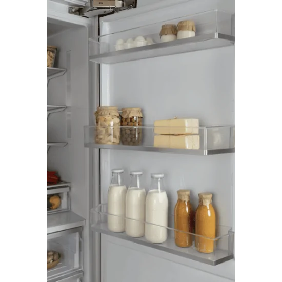 Organización interna de la puerta del frigorífico Bertazzoni, con porta-botellas ajustable, huevera y distintos recipientes.