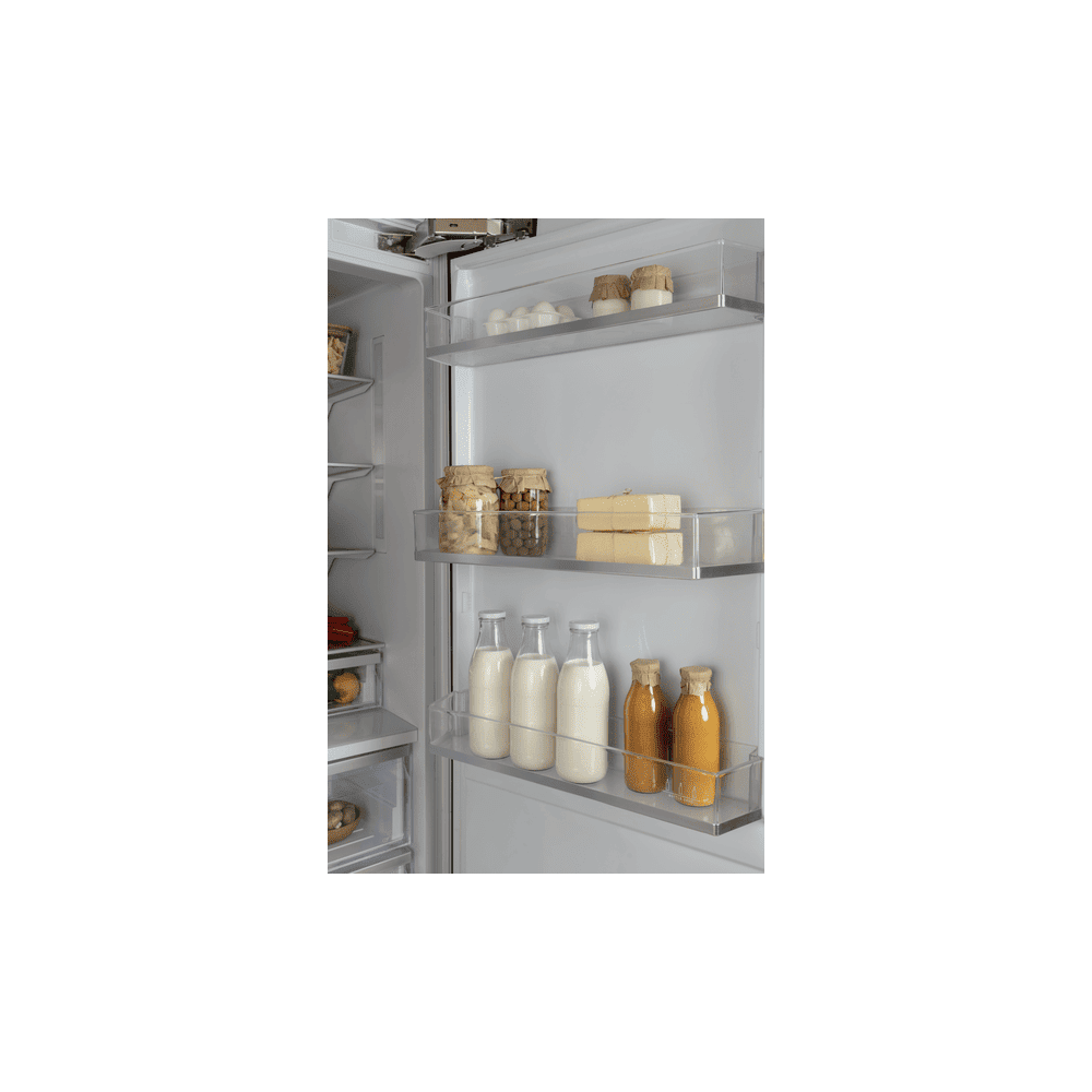 Organización interna de la puerta del frigorífico Bertazzoni, con porta-botellas ajustable, huevera y distintos recipientes.