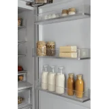 Organizzazione interna della porta del frigorifero Bertazzoni, con portabottiglie regolabile, portalatte e contenitori vari.