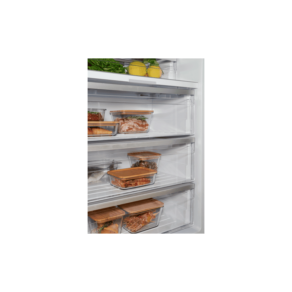 Colonna frigorifero Bertazzoni perfettamente integrata in una cucina moderna componibile, con ante abbinate ai mobili.